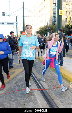 Athen, Griechenland. 10. November 2013. ALENA SEREDOVA BUFFON lief in Athen Classic Marathon als ein SOS-Kinderdorf Dörfer Unterstützer. Bildnachweis: Aristidis Vafeiadakis/ZUMAPRESS.com/Alamy Live-Nachrichten Stockfoto