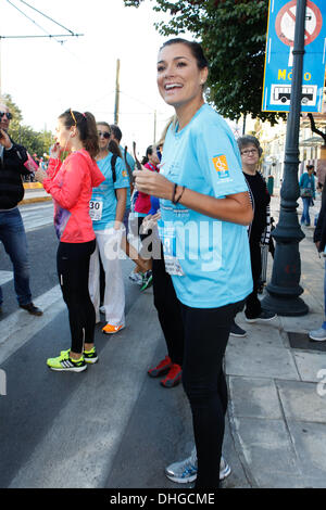 Athen, Griechenland. 10. November 2013. ALENA SEREDOVA BUFFON lief in Athen Classic Marathon als ein SOS-Kinderdorf Dörfer Unterstützer. Bildnachweis: Aristidis Vafeiadakis/ZUMAPRESS.com/Alamy Live-Nachrichten Stockfoto