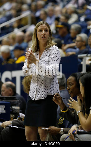 Berkeley, CA, USA. 8. November 2013. 8. November 2013 - Berkeley, CA, USA California Bears Head Coach Lindsay Gottlieb während der NCAA Womens Basketball-Spiel zwischen Long Beach State Park 49ers und California Golden Bears an Hass Pavillon Berkeley Calif © Csm/Alamy Live-Nachrichten Stockfoto