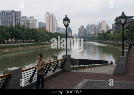 Die Skyline der Stadt von Chengdu aus entlang der Brokat River, Sichuan, China Stockfoto