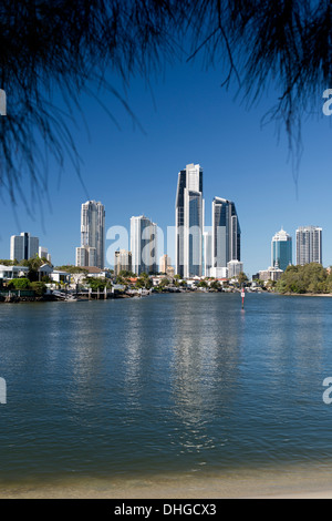 Strand am Nerang River auf der Suche nach Gold Coast Apartment Hochhäuser. Stockfoto