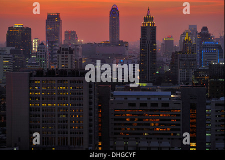 Bangkoks Skyline nach Sonnenuntergang von oben 11 Bar und Restaurant, 33. Stock des Fraser Suites Sukhumvid, Bangkok gesehen. Stockfoto