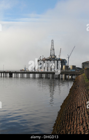 Semi-u Bohrinsel Sedco 711 unter Reparatur Invergordon Schottland November 2013. Stockfoto