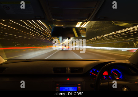 Blick durch die Windschutzscheibe eines fahrenden Autos mit Bewegungsunschärfe und verschiedene Abschnitte auf der Autobahn mit Baustellen Autos LKW Stockfoto