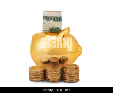 Goldene Sparschwein mit Münzen und Banknoten, die isoliert auf weißem Hintergrund Stockfoto
