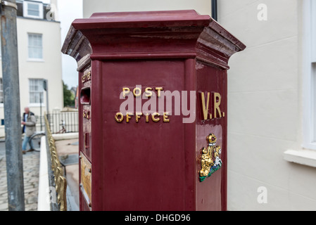 Die älteste Briefkasten in den britischen Inseln noch gebräuchlich. Union Street, St. Peter Port, Guernsey, Channel Islands Stockfoto