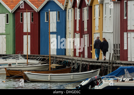 Schweden, Smogen, Häuser am Pier und Boote Stockfoto