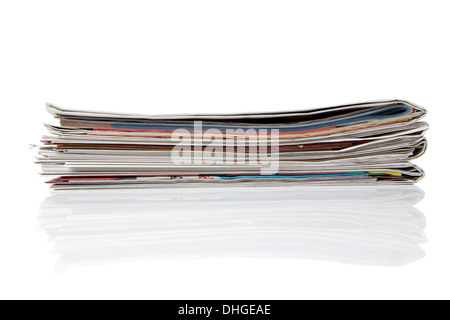 mehrere Zeitungen, Zeitschriften, gestapelt auf weißem Hintergrund Stockfoto