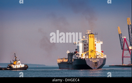 Containerschiff im Hafen von Saint John, Bay Of Fundy, New Brunswick verlassen Stockfoto