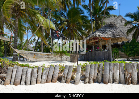 Strandbar in einem traditionellen Dhow-Boot in einem Hotel, Bwejuu Beach, Indischer Ozean, Sansibar, Tansania, Ostafrika Stockfoto