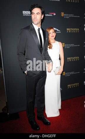 Beverly Hills, CA. 9. November 2013. Sacha Baron Cohen, Isla Fisher im Ankunftsbereich für BAFTA LA Britannia Awards, The Beverly Hilton Hotel, Beverly Hills, CA 9. November 2013. © Elisabeth Goodenough/Everett Collection/Alamy Live-Nachrichten Stockfoto