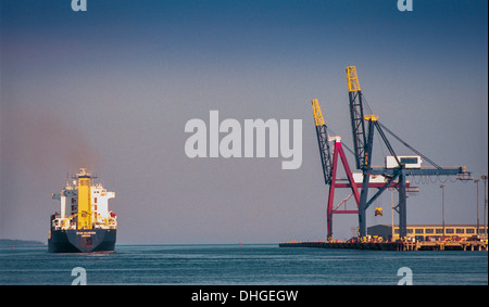 Containerschiff im Hafen von Saint John, Bay Of Fundy, New Brunswick verlassen Stockfoto