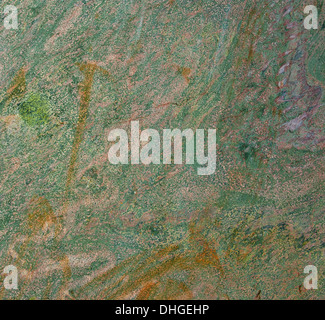 Textur des geschliffenen Natursteins mit Spuren von Werkzeugen Stockfoto