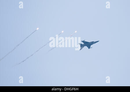 Die F-16 C wirft Flares Airshow in über Thessaloniki. Durch die jährliche Feier der Hellenic Air Force jedes Jahr im November, eine f-16 Block 52 + gemacht die Zugehörigkeit zu den "Zeus" Acrobat-Team eine Flugschau in Thessaloniki Küstenregion. Die Demonstration soll Menschen nähern sich mit der Luftwaffe Stockfoto