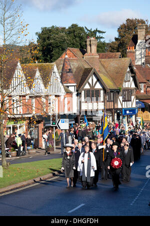 Remembrance Sunday Parade, Haslemere High Street, Surrey, UK Stockfoto