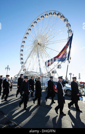 Brighton, UK, 11.10.2013: Sonntag Gedenkgottesdienst. Eine Parade Veteranen, Frauen und Märsche aus Madeira fahren die alten Steine Kriegsdenkmal zur Teilnahme an dem Dienst und Kranzlegung. Erinnerung Sonntag Ehrungen in der gesamten Nation durchgeführt wurden zu zahlen achtet auf alle, die diejenigen, die in aktuelle und vergangene Konflikte, einschließlich der ersten und zweiten Weltkrieg ihr Leben verloren... Bild von Julie Edwards Stockfoto