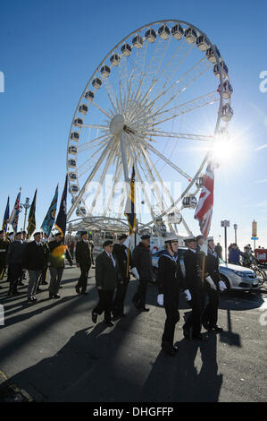 Brighton, UK, 11.10.2013: Sonntag Gedenkgottesdienst. Eine Parade Veteranen, Frauen und Märsche aus Madeira fahren die alten Steine Kriegsdenkmal zur Teilnahme an dem Dienst und Kranzlegung. Erinnerung Sonntag Ehrungen in der gesamten Nation durchgeführt wurden zu zahlen achtet auf alle, die diejenigen, die in aktuelle und vergangene Konflikte, einschließlich der ersten und zweiten Weltkrieg ihr Leben verloren... Bild von Julie Edwards Stockfoto