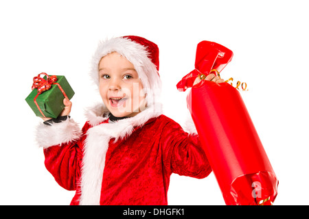 Lächelnd, 5 Jahre alten Jungen tragen Weihnachtsmann-Kostüm, Weihnachtsgeschenke, weißer Hintergrund Stockfoto