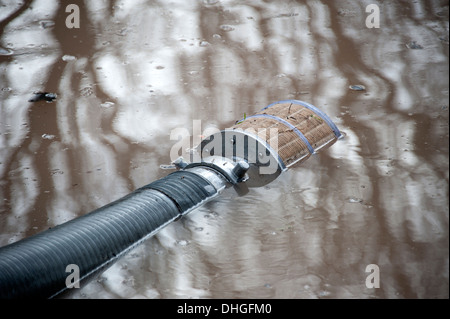 Leichte Tragkraftspritze Saugschlauch Korb Sieb Stockfoto