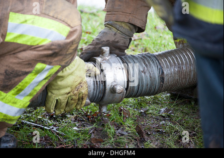 Leichte Tragkraftspritze Saugschlauch Kupplung Feuer Stockfoto