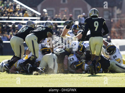 West Lafayette, Indiana, USA. 9. November 2013. 9. November 2013: Spieler-Kampf um die Tasten während der NCAA Football Spiel Action zwischen den Iowa Hawkeyes und Purdue Boilermakers Ross-Ade-Stadion in West Lafayette, Indiana. Iowa besiegte Purdue 38-14. © Csm/Alamy Live-Nachrichten Stockfoto