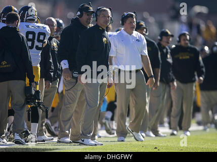 West Lafayette, Indiana, USA. 9. November 2013. 9. November 2013: Iowa Cheftrainer Kirk Komondor während der NCAA Football Spiel Action zwischen den Iowa Hawkeyes und Purdue Boilermakers Ross-Ade-Stadion in West Lafayette, Indiana. Iowa besiegte Purdue 38-14. © Csm/Alamy Live-Nachrichten Stockfoto