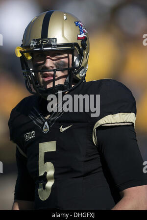 West Lafayette, Indiana, USA. 9. November 2013. 9. November 2013: Purdue quarterback Danny Etling (5) während der NCAA Football Spiel Action zwischen den Iowa Hawkeyes und Purdue Boilermakers Ross-Ade-Stadion in West Lafayette, Indiana. Iowa besiegte Purdue 38-14. © Csm/Alamy Live-Nachrichten Stockfoto