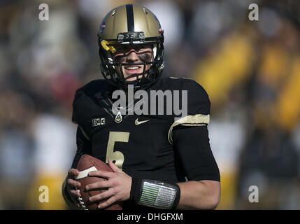 West Lafayette, Indiana, USA. 9. November 2013. 9. November 2013: Purdue quarterback Danny Etling (5) während der NCAA Football Spiel Action zwischen den Iowa Hawkeyes und Purdue Boilermakers Ross-Ade-Stadion in West Lafayette, Indiana. Iowa besiegte Purdue 38-14. © Csm/Alamy Live-Nachrichten Stockfoto