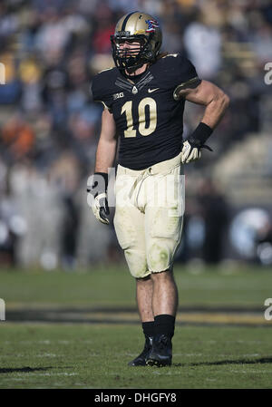 West Lafayette, Indiana, USA. 9. November 2013. 9. November 2013: Purdue Linebacker Sean Robinson (10) während der NCAA Football Spiel Action zwischen den Iowa Hawkeyes und Purdue Boilermakers Ross-Ade-Stadion in West Lafayette, Indiana. Iowa besiegte Purdue 38-14. © Csm/Alamy Live-Nachrichten Stockfoto