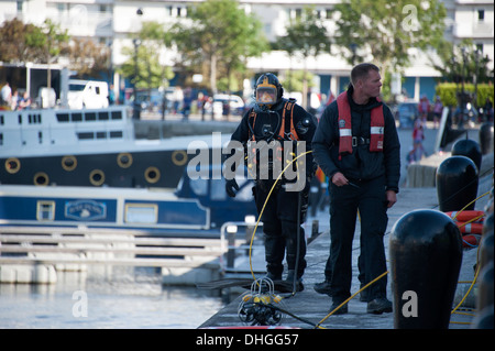 Polizei Unterwasser Tauchen Team suchen Taucher Stockfoto