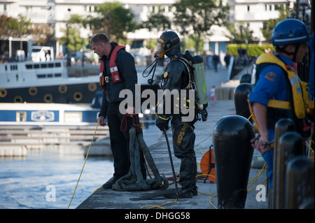 Polizei Unterwasser Tauchen Team suchen Taucher Stockfoto