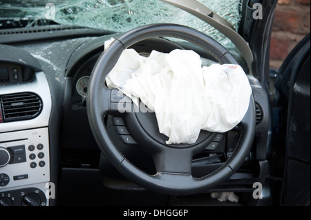 Auto Crash Airbag Airbag bereitgestellt zerschlagen Bildschirm erloschen Stockfoto