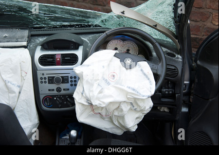 Auto Crash Airbag Airbag bereitgestellt zerschlagen Bildschirm erloschen Stockfoto