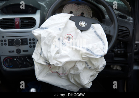 Auto Crash Airbag Airbag bereitgestellt zerschlagen Bildschirm erloschen Stockfoto