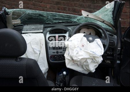 Auto Crash Airbag Airbag bereitgestellt zerschlagen Bildschirm erloschen Stockfoto