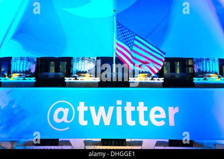 Twitter Inc. IPO Logo Banner hängt außerhalb der New York Stock Exchange (NYSE) Stockfoto