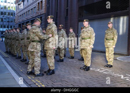 Soldaten bereiten für die Erinnerung-Parade in Manchester Manchester UK am Sonntag, 10. November 2013 Stockfoto