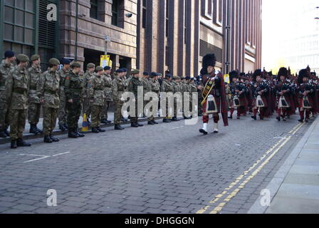 Eine Pipe Band marschiert in Manchester UK zu gedenken-Parade am Sonntag, 10. November 2013 beitreten Stockfoto