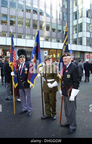 Kriegsveteranen posieren für ein Foto vor der Erinnerung-Parade in Manchester UK, Sonntag, 10. November 2013 Stockfoto