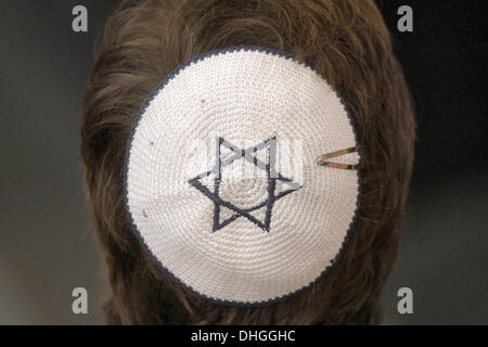 Mainz, Deutschland. 9. November 2013. Ein Mann trägt eine Kippa, den Davidstern auf der Oberseite während einer Gedenkfeier zum 75. Jahrestag von 1938-November-Pogromes in der Synagoge in Mainz, Deutschland, 9. November 2013 zeigt. Zahlreiche Veranstaltungen in Rheinland-Pfalz und anderen Bundesländern und Städten zu gedenken der Pogromes in Deutschland vor 75 Jahren, die durch das Nazi-Regime gezielt speziell der jüdischen Gemeinschaft, Synagogen und Geschäfte angezettelt wurde. Foto: Fredrik von Erichsen/Dpa/Alamy Live News Stockfoto