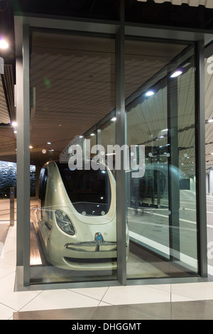 Fahrerlose Autos der PRT persönliche schnelle Transport-Pod am technischen Institut Masdar City in Abu Dhabi Vereinigte Arabische Emirate Stockfoto