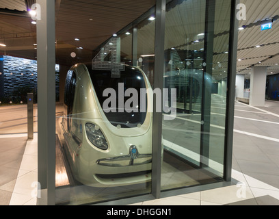 Fahrerlose Autos der PRT persönliche schnelle Transport-Pod am technischen Institut Masdar City in Abu Dhabi Vereinigte Arabische Emirate Stockfoto