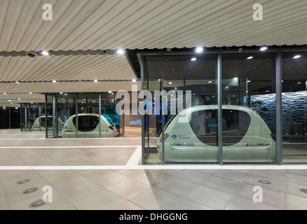 Fahrerlose Autos der PRT persönliche schnelle Transport-Pod am technischen Institut Masdar City in Abu Dhabi Vereinigte Arabische Emirate Stockfoto