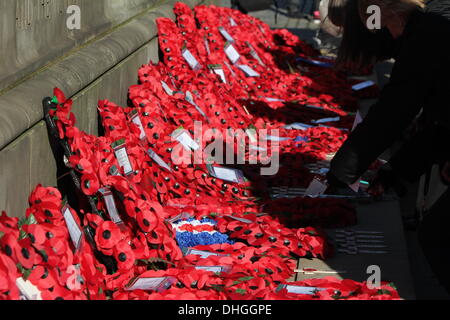 Hunderte von Menschen besuchten eine Erinnerung Sonntagsgottesdienst im Stadtzentrum von Liverpool auf St Georges Hall Plateau am Sonntag, 10. November 2013 zu jener gedenken, die ihr Leben in aktueller und vergangener Kriege verloren hatte. Eine zwei Minuten Stille fand am 11:00 statt. Erinnerung ist Sonntag jedes Jahr am nächsten Sonntag, Tag des Waffenstillstands am 11. November statt. Stockfoto