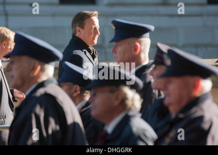 London, UK. 10. November 2013. Der britische Premierminister David Cameron genießt einen Vater-Sohn-Moment mit sieben-jährige Arthur Veteranen Marsch in Richtung Horse Guards Parade während der Gedenktag Zeremonien beobachten. Bildnachweis: Paul Davey/Alamy Live-Nachrichten Stockfoto