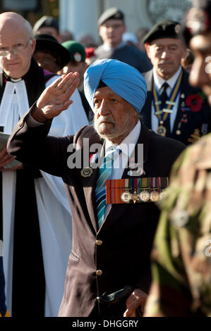 10. November 2013. Leamington Spa, Warwickshire, England, UK. Ein Sikh veteran salutiert nach der Verlegung eines Mohn Kranz an den Leamington Spa Erinnerung sonntäglichen Gottesdienst. Stockfoto