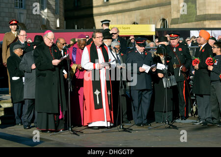 Der rechte Reverend Chris Edmondson Bischof von Bolton, führt die Gebete während der Gedenkgottesdienst in St.-Peter Platzes, Manchester, wie die Toten aller Kriege um 11:00 am Sonntag, 11. November am nächsten nicht vergessen werden. Sie warten drei Kränze für die jungen Leute von Manchester zu legen. Erinnerung Service Manchester, UK 10. November 2013 Stockfoto