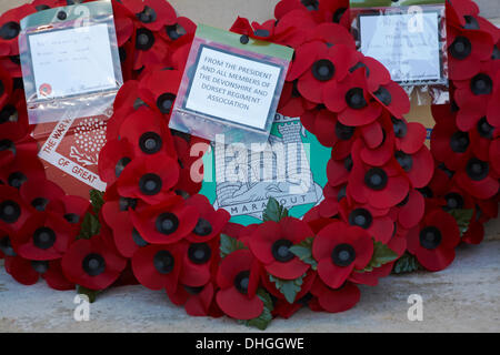 Bournemouth, Dorset, England Großbritannien Sonntag, den 10. November 2013. Erinnerung Sonntag Parade und Kranzniederlegung am Kriegerdenkmal im Zentrum von Gärten - poppy Kränze. Credit: Carolyn Jenkins/Alamy leben Nachrichten Stockfoto