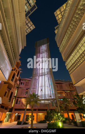 Windturm Kühlung in Hof am Institute of Science and Technology in Masdar City Abu Dhabi Vereinigte Arabische Emirate Stockfoto