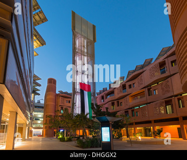 Windturm Kühlung in Hof am Institute of Science and Technology in Masdar City Abu Dhabi Vereinigte Arabische Emirate Stockfoto